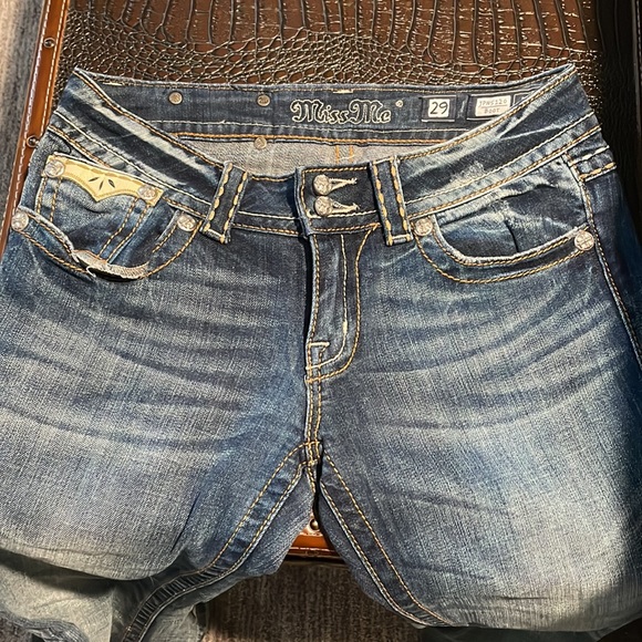 Women’s Miss Me jeans, boot cut with leather flap pockets. - Picture 3 of 4